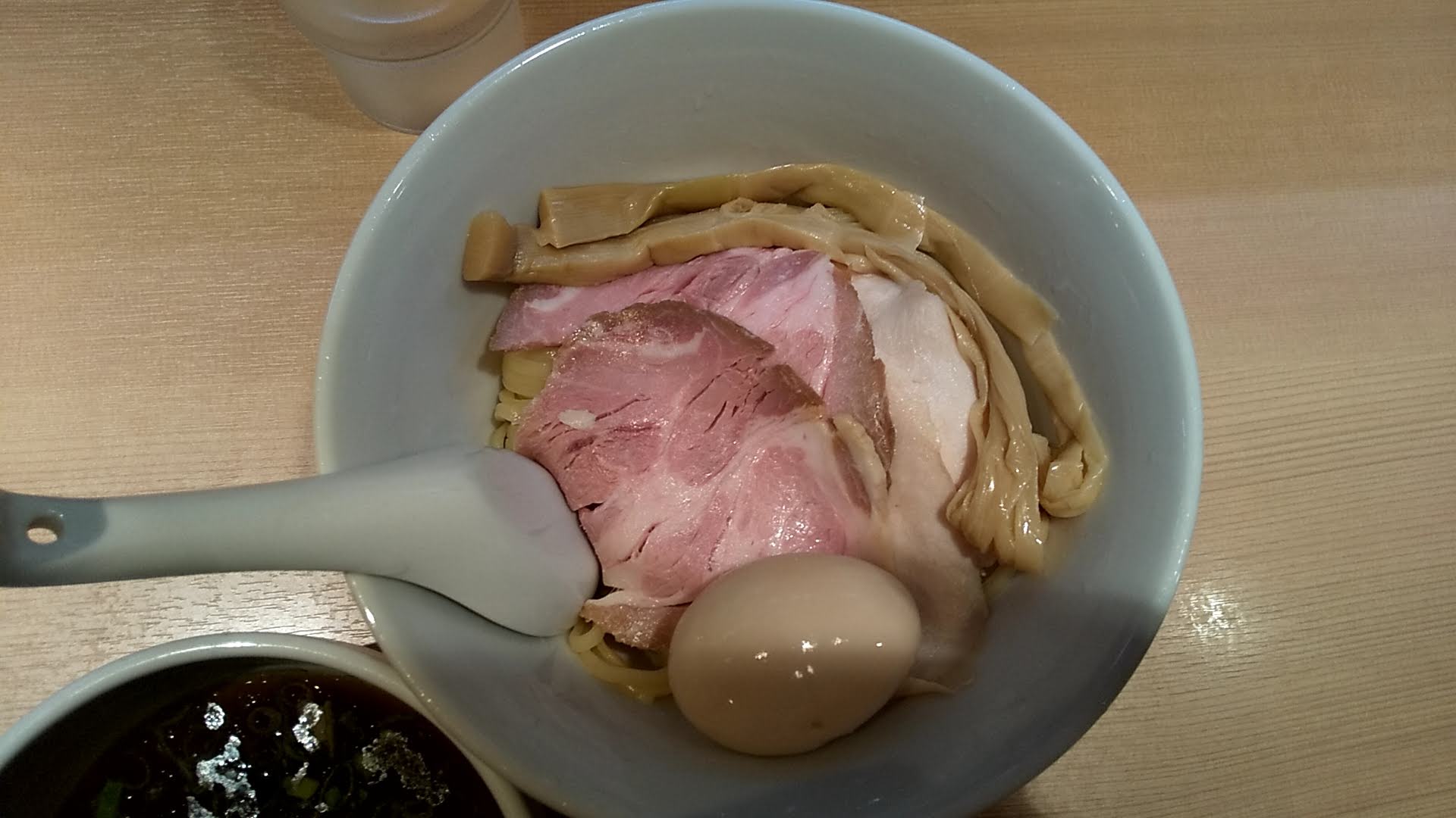 はやし田新宿店の特製つけ麺の麺皿