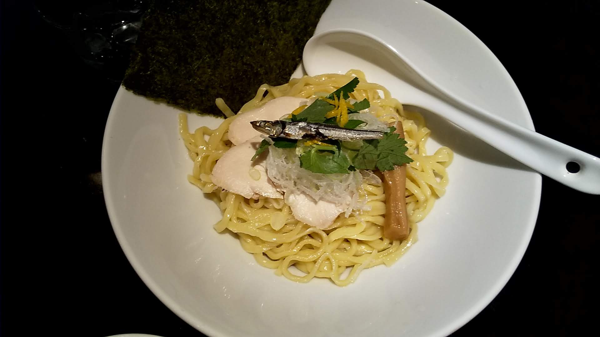 Tonariの牡蠣と煮干しの白湯つけ麺の麺皿