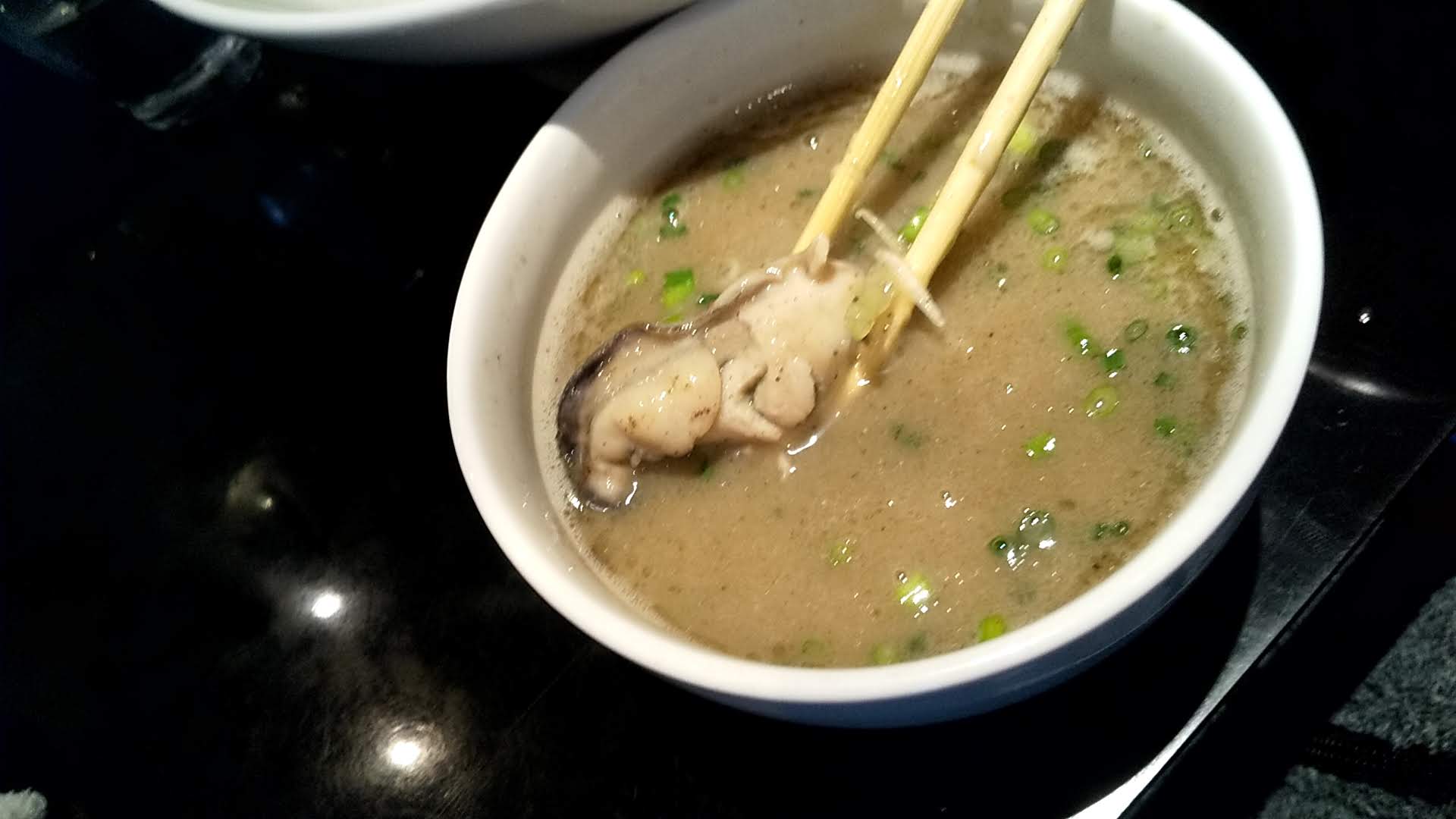 Tonariの牡蠣と煮干しの白湯つけ麺のつけ汁の中の牡蠣