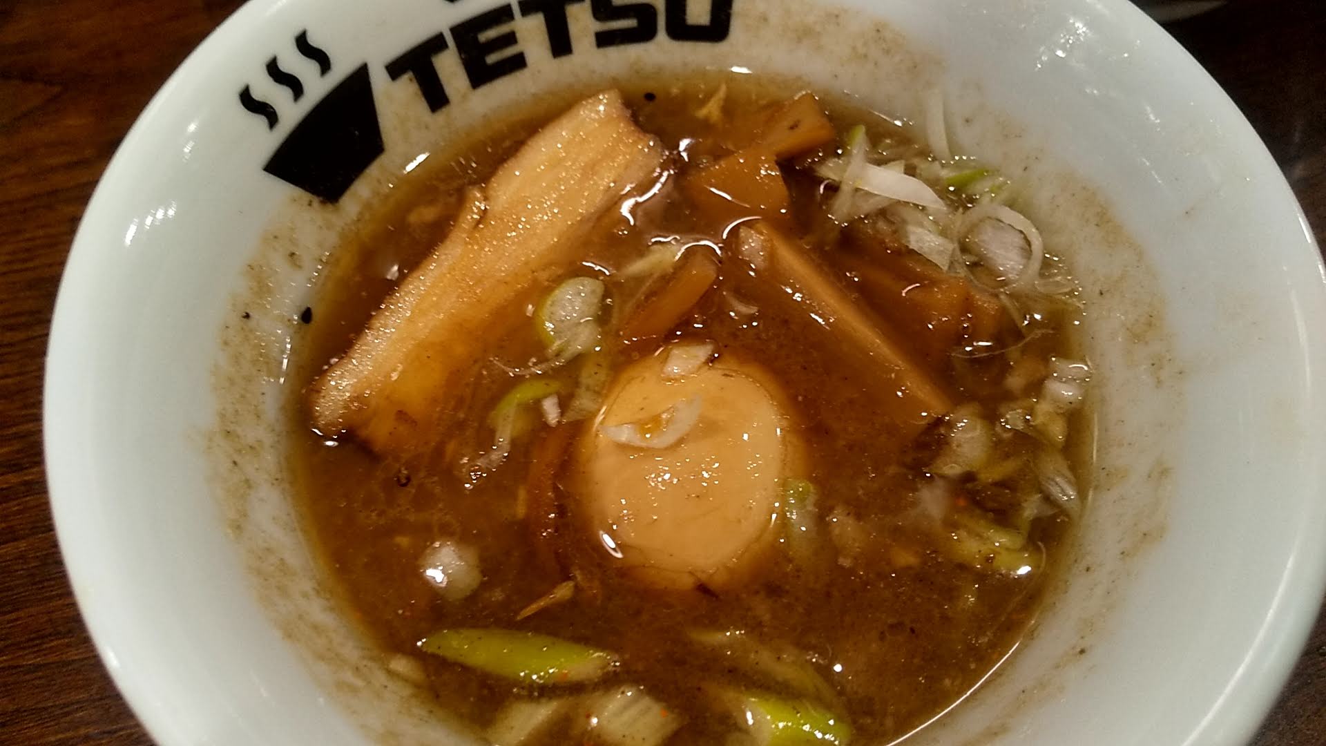 TETSU渋谷店の特製つけ麺のつけ汁アップ
