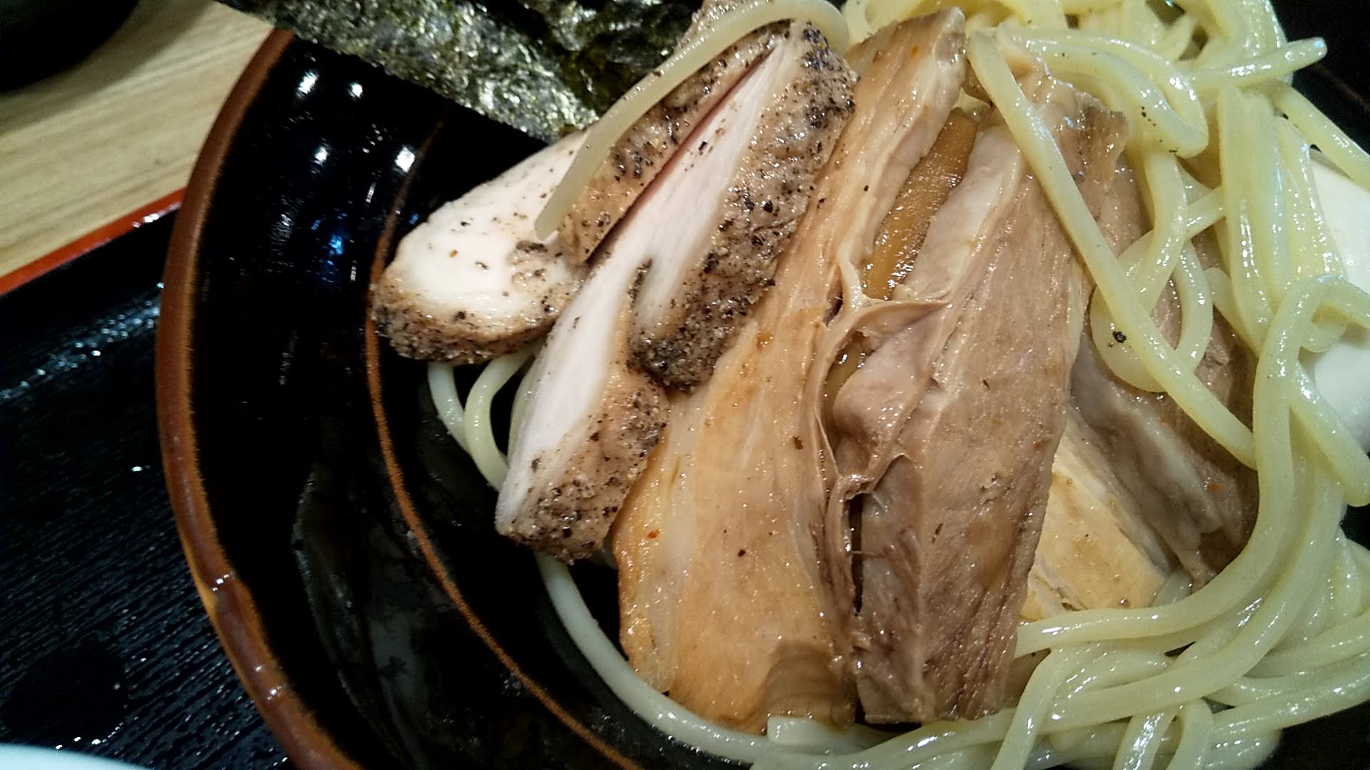 麺屋睡蓮の特製つけ麺の鶏チャーシュー